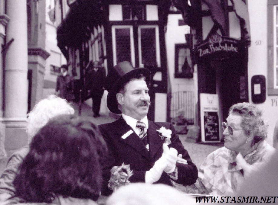 Кто повесил обезьянку?Шарманщик классической школы