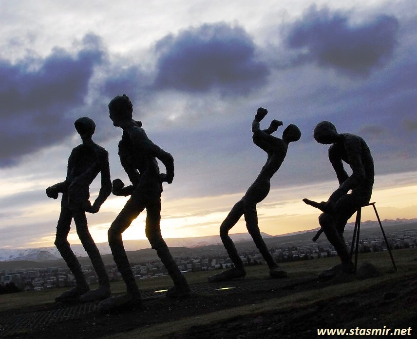 Sultans of SwingСкульптурная группа «Dansleikur» у подножия «Перлы»