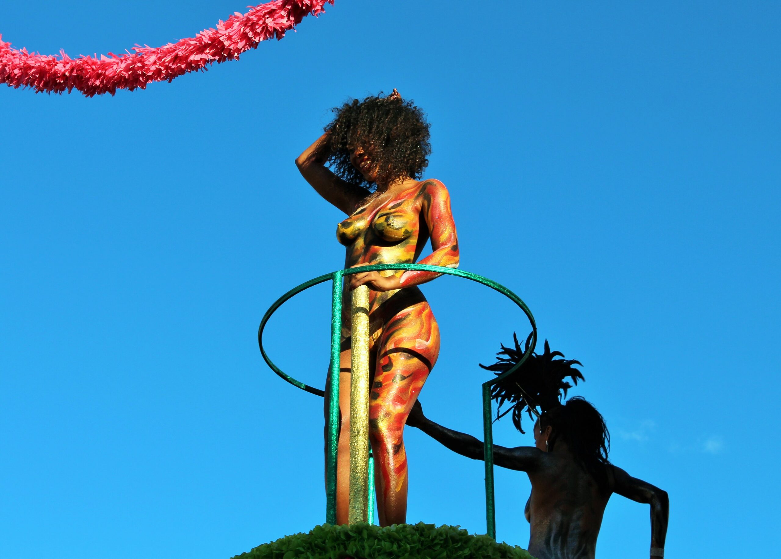 Булки-палки, взрывы, пепелЗимние праздники в Исландии и в Португалии