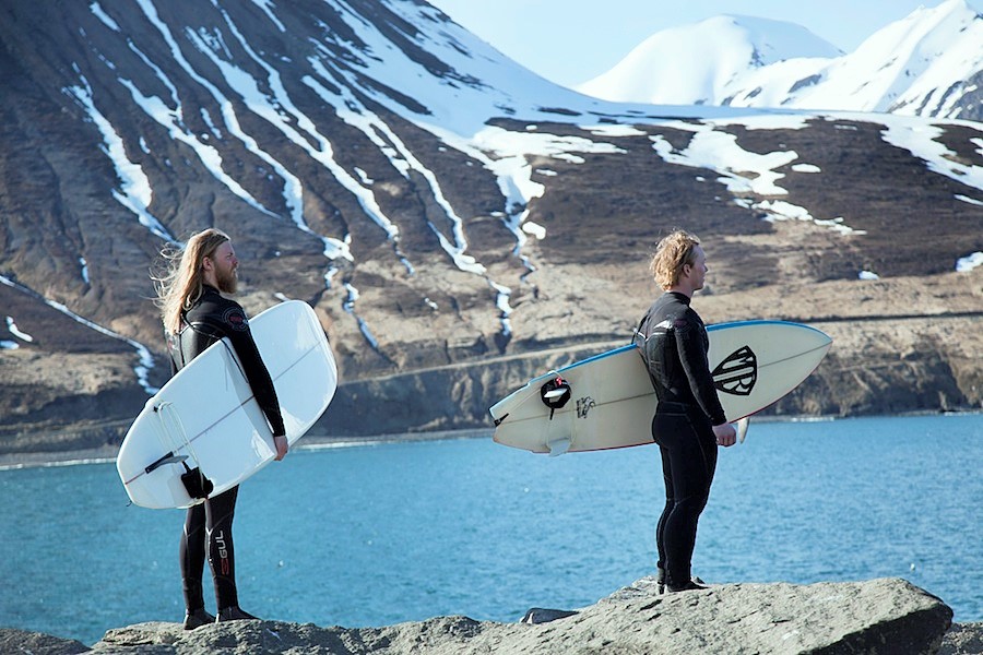 Серферы в Исландии