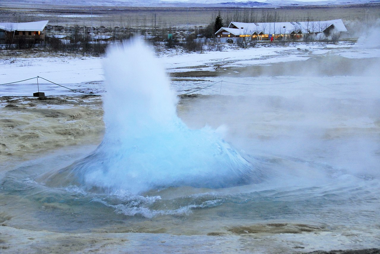 Плеща, как гейзер, солнце пелоНовый Год в Исландии
