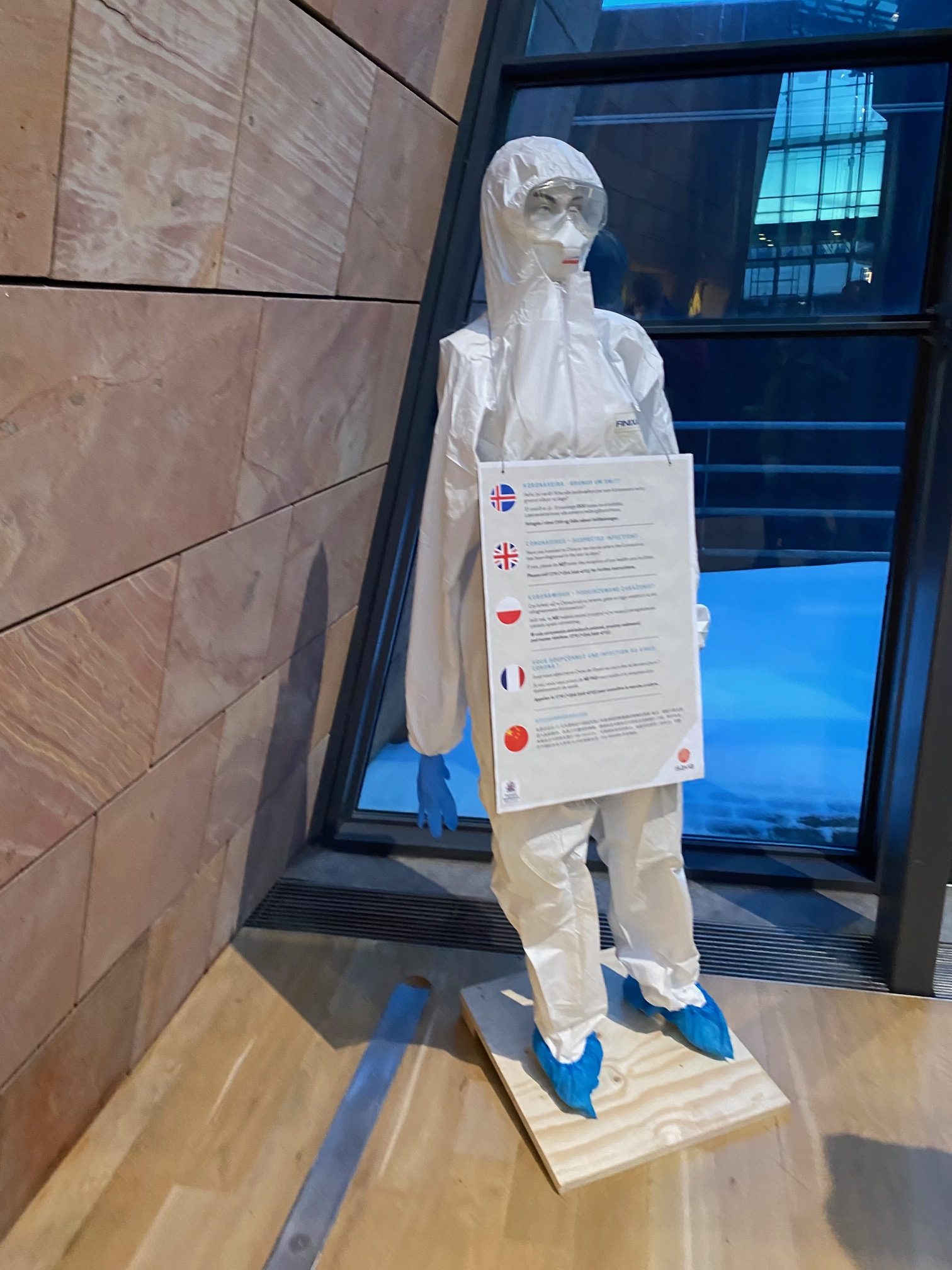 Вирусологию учили не по ГегелюКорпорация DeCode и COVID-19 в Исландии