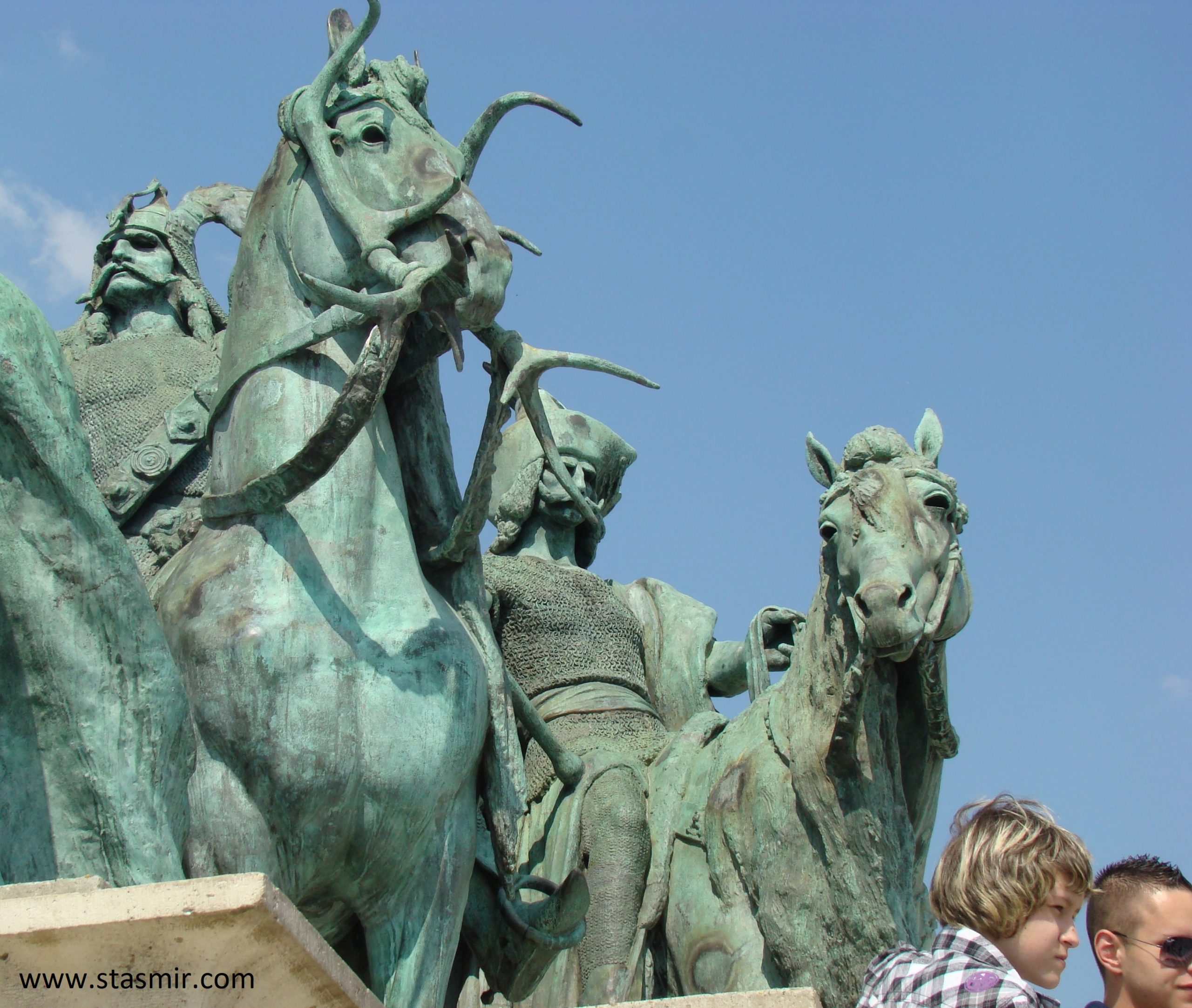 Спасти рядового ТёльгьешаИсландия и кризис беженцев