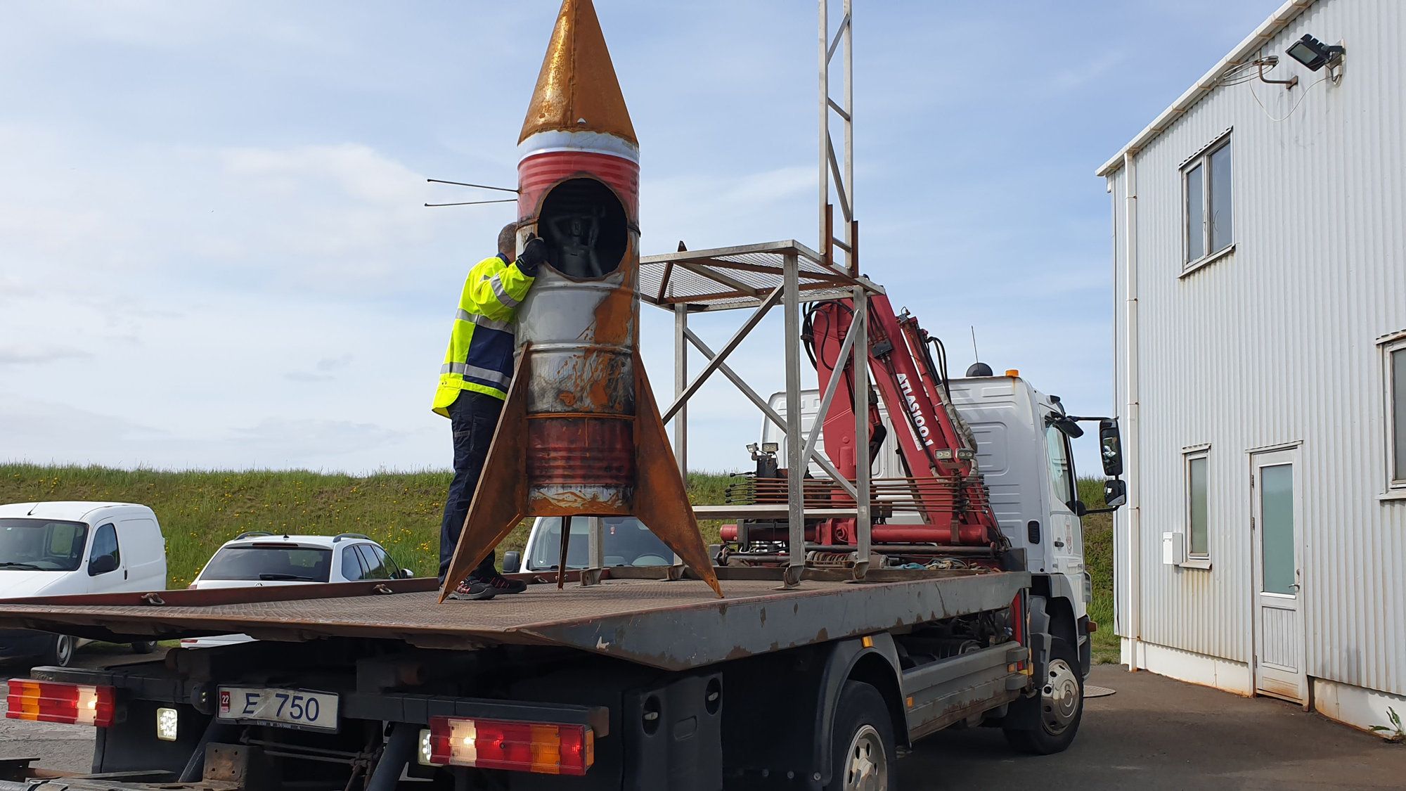 Пропавшую статую нашли в ракетеДеструктивные художницы